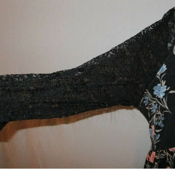 Ladies Torrid Dressy Top Lace sleeves style Super Soft Size 1 - Picture 3 of 9